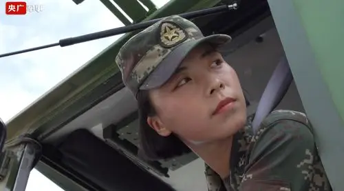 请祖国检阅女兵朱亚荣开得了导弹发射车上得了阅兵场