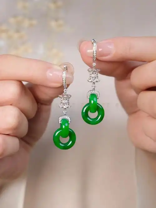 耳环推荐10来万的绿双环耳坠