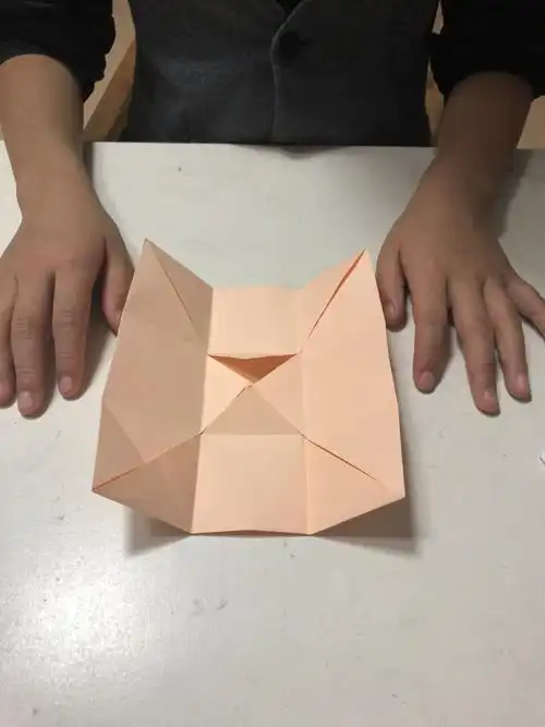 把一张正方形的纸折成正方体盒子装月饼