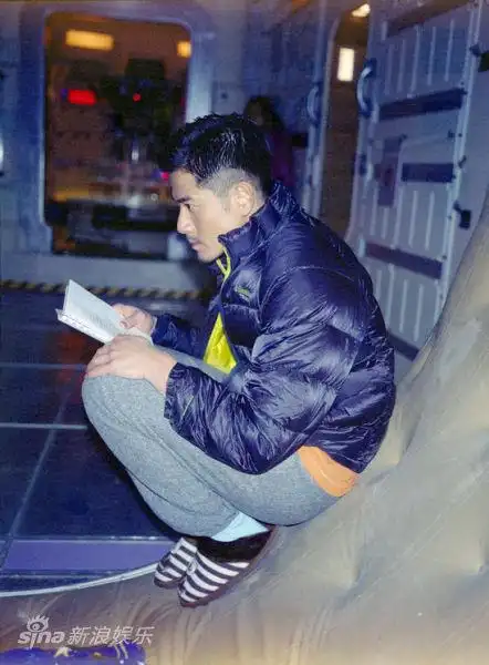 图文:《全球热恋》幕后照片-郭富城背台词