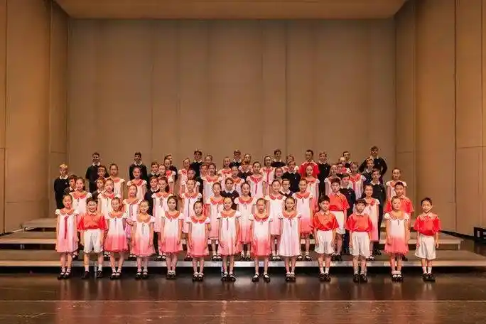 合唱团与法国巴黎男童合唱团一起化身文化小使者,共同唱响和平之歌