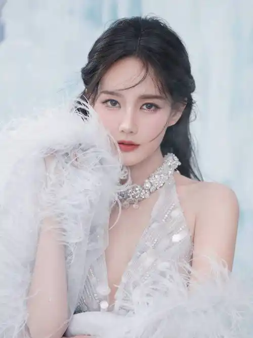 李一桐穿亮片裙裹羽毛披肩 气质清冷又迷人_裙子_造型_魅力