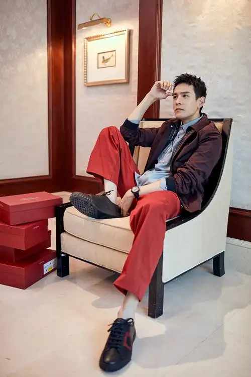 经超参加品牌开幕活动 实力展现行走的衣架