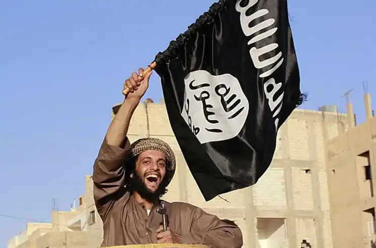 伊拉克极端组织阅兵 飞毛腿导弹被曝光后引质疑