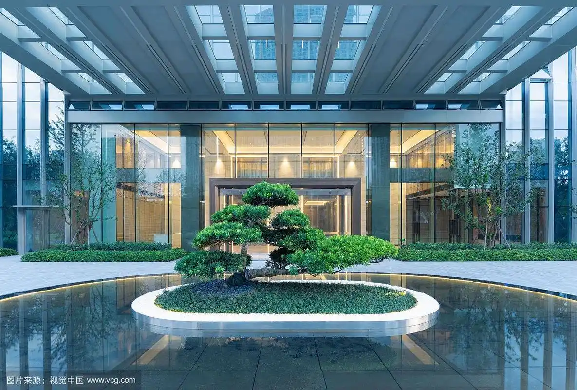 办公大楼前的中式景观