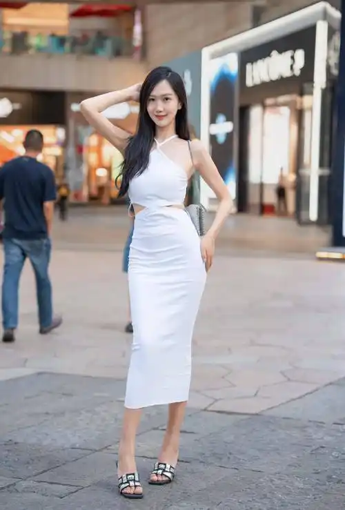 身材曲线优美,这模特太美了,街拍水平也高啊!_摄影_合作_白色