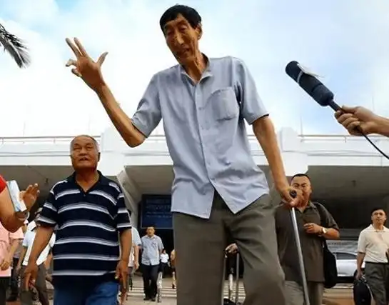 回顾:巨人鲍喜顺比姚明高,不听医生劝告,57岁时执意生下儿子