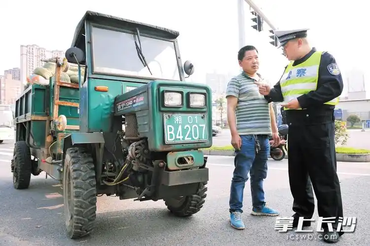 长沙交警专项整治拖拉机,农用车闯禁违法行为
