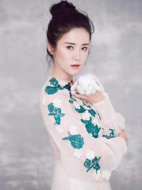 在电视剧《贤妻良母》中,方丽红这一角色由演员张彤饰演.