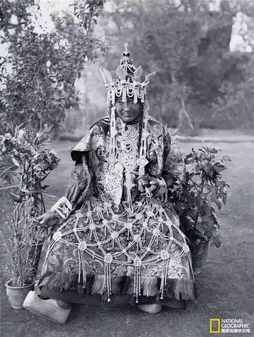 他是活佛,也是西藏第一位摄影师;他拍的照片每一张都无比珍贵