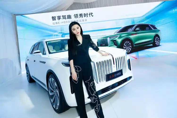 简介:范冰冰优雅品牌活动车拍写真图片,分享一组范冰冰图片给大家,图