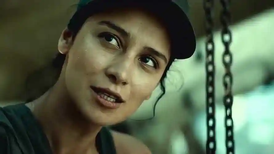 巴尔干边界:美女左臂受伤,自己缝着针眼皮都不眨一下,是个狠人_高清