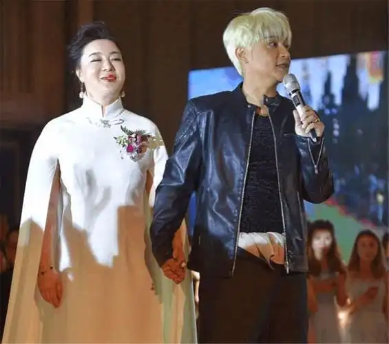 陈志朋牵手中年富婆,疑似公布恋情,网友:又出来炒作呢?