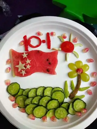 以"喜迎国庆"为主题,每组家庭的水果拼盘作品真是符合主题,富有创意