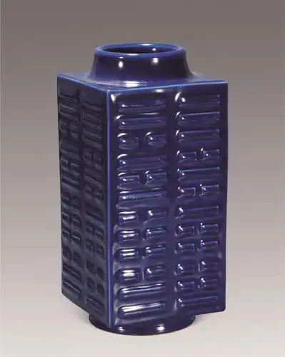 分享 拍品描述 高28×13cm 创作年代 清光绪 琮式瓶创烧于南宋官窑和