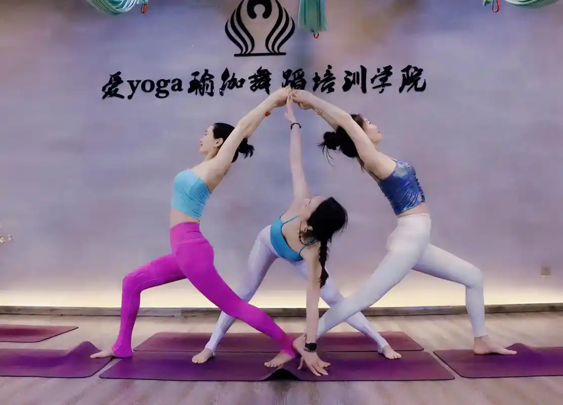 比心78 #不负每份热爱#yoga瑜伽   #三人组合瑜伽  - 抖音