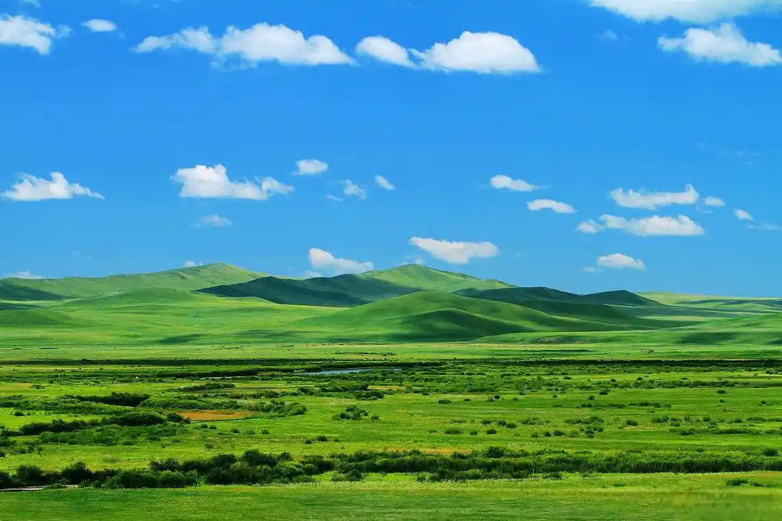 草原位于内蒙古高原南端,因其独特的地理环境,形成了别具一格的风景