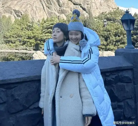 马伊琍带女儿出游,15岁文爱马正脸曝光,长相随爸气质像妈好漂亮_妈妈