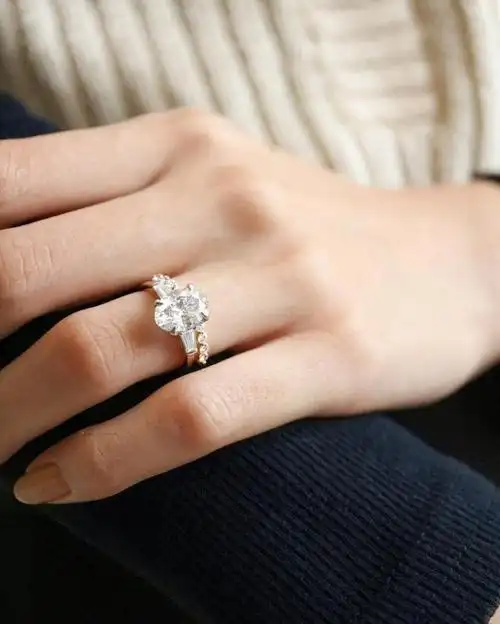 例如,戒指戴在左手无名指上表示已婚,戴在右手无名指则表示正在热恋中