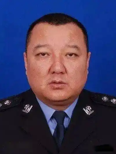 贾净博现年47岁,是一名从警近30年的"老公安"197