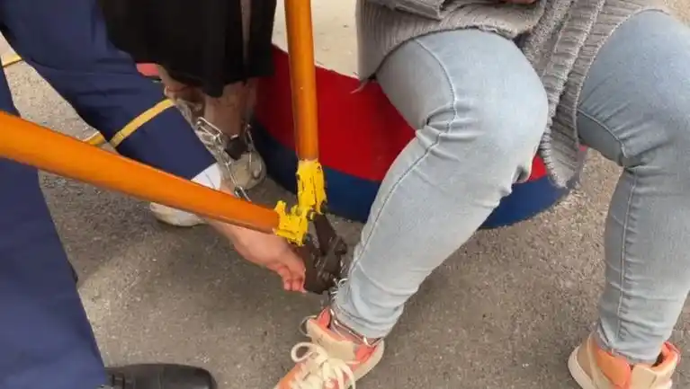 生死局变社死局两女子酒后游戏铁链锁脚酒醒后求助消防