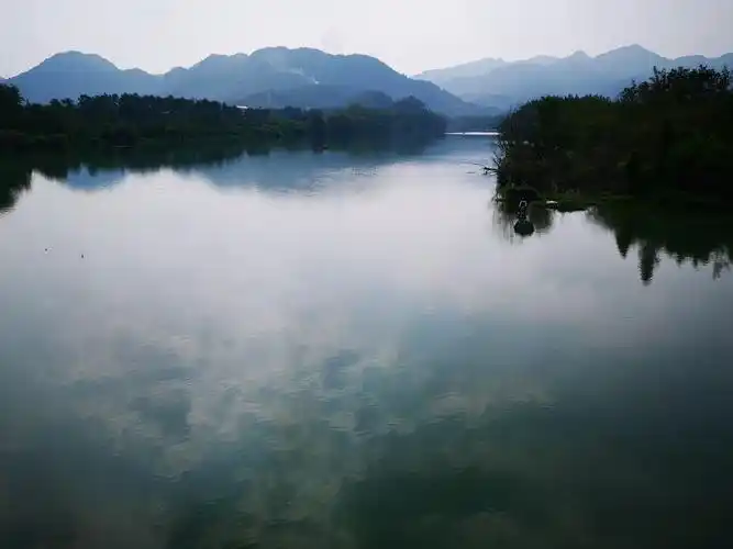 湖面平静如水