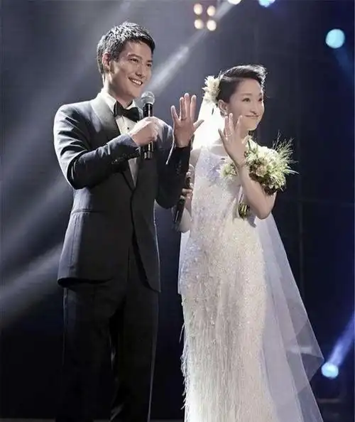 在婚礼上,周迅对高圣远说:我愿意成为高圣远的妻子,爱他,忠诚于他