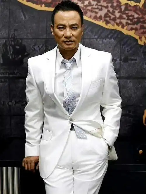 那年,任达华陪女友琦琦逛街.