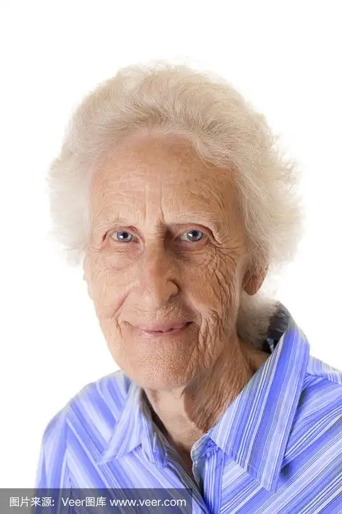 一个80多岁的老太太的肖像.灰色头发,蓝色眼睛.