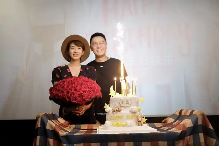 老公现身为孟真庆生现场甜蜜温馨令人感动