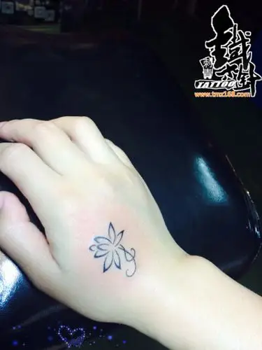 虎口小清新纹身莲花图腾纹身女生手部纹身武汉铁木针刺青出品