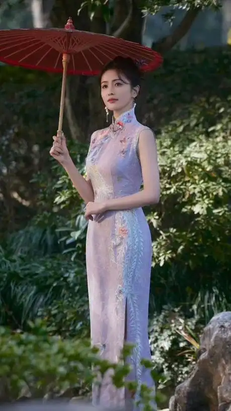 白鹿的旗袍造型展现了东方女性的温婉气质柔美的大家闺秀风