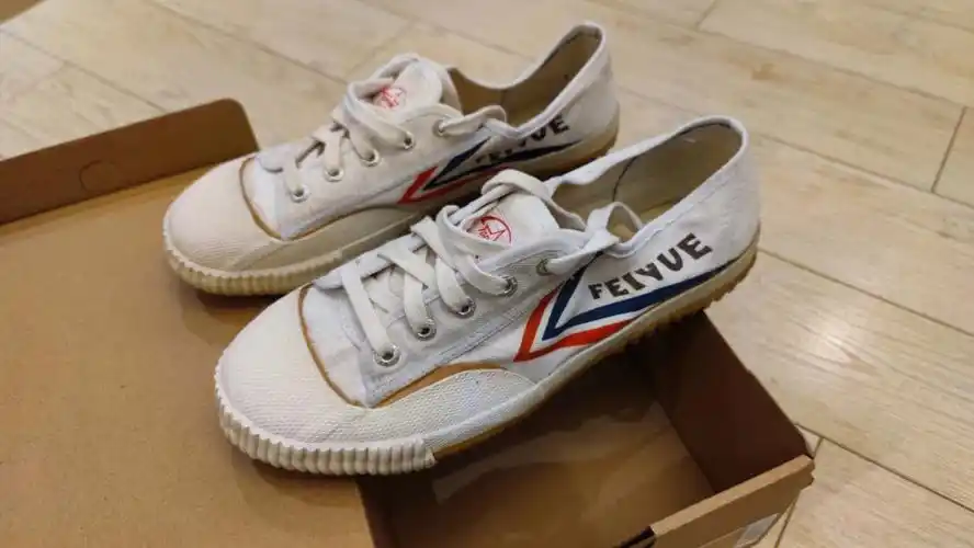 家中无意间翻出了90年代大博文飞跃鞋溢胶部分已泛黄 满满的年代感