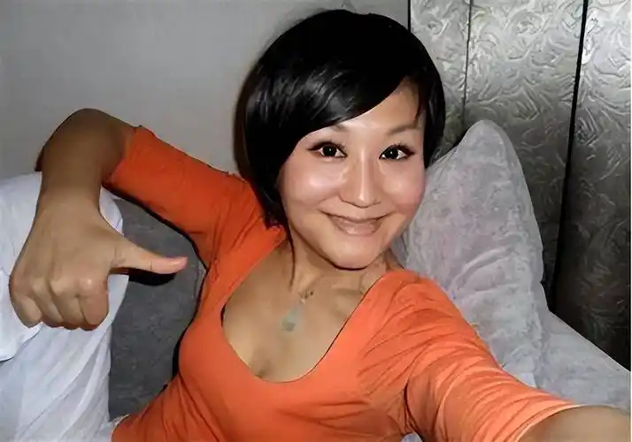 "电视主持"曹晴:嫁国外医生,婚后挨饿受虐,一包姨妈