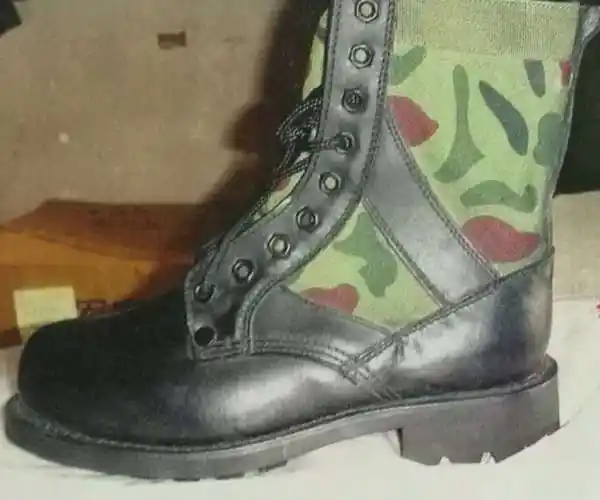 第一款批量装备的军用作战靴应该算是1997年为驻港部队研制配发的97式