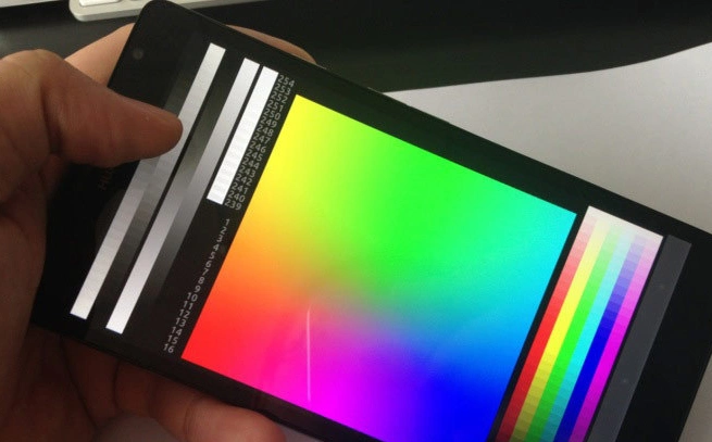 手机都做得不错了,测试办法是在中午强烈阳光下,让屏幕显示一张色彩