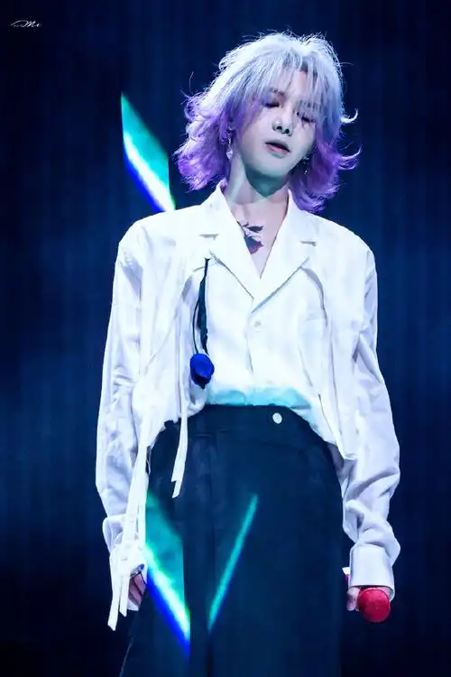 2023华晨宇火星演唱会##华晨宇演唱会边系鞋带边唱歌