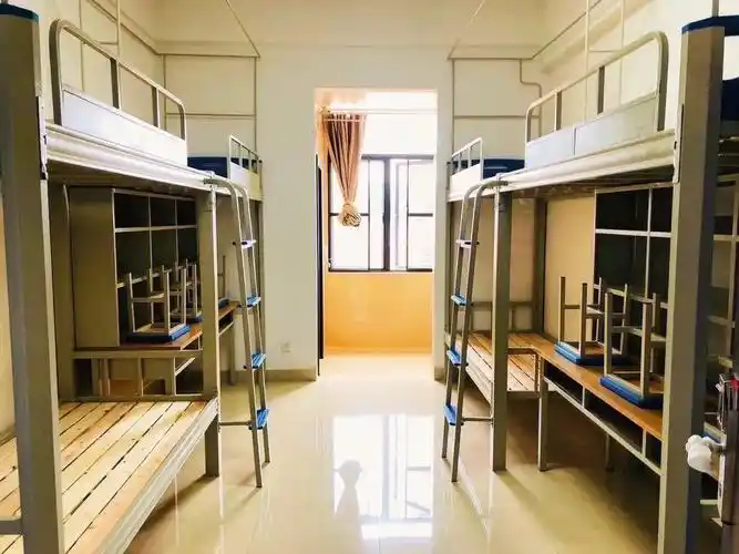 六人间宿舍选床位