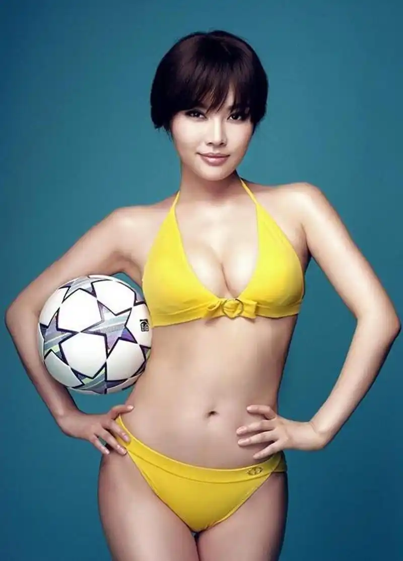 娱乐资讯# #徐冬冬#  "大嫂"徐冬冬足球宝贝写真!(一)