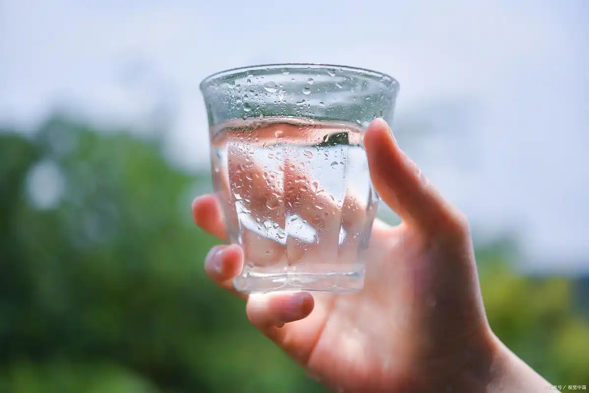 答案是肯定的,那就是每天睡前喝一杯水.