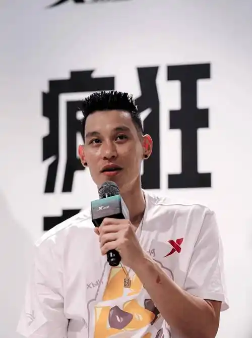 林书豪渴望地望着球场!本场一秒没打_广州_比赛_外援