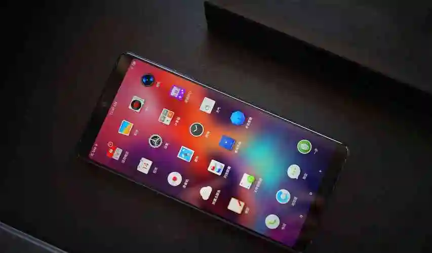 相比较之前版本,坚果pro2进行了很多革新,此外,这也是锤子科技推出的