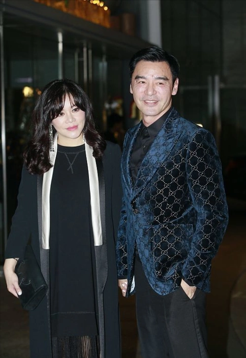 钟镇涛的小娇妻挺有韵味穿黑色露背裙秀身材看不出57岁了