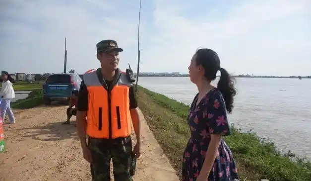 余干县省人大代表舒桂秀慰问抗洪抢险官兵