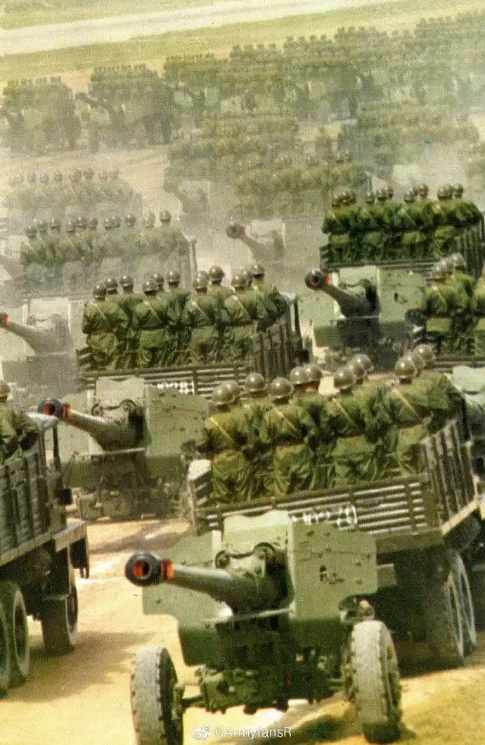 1981年华北大阅兵,拖着牵引火炮的军车!