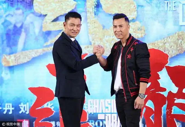 "劳模"刘德华伤势痊愈新片不断宝刀不老 搂甄子丹玩拥抱"深情"对望