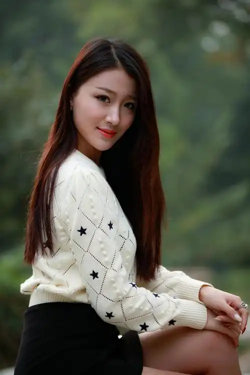 在公园里长发飘飘的漂亮姑娘!