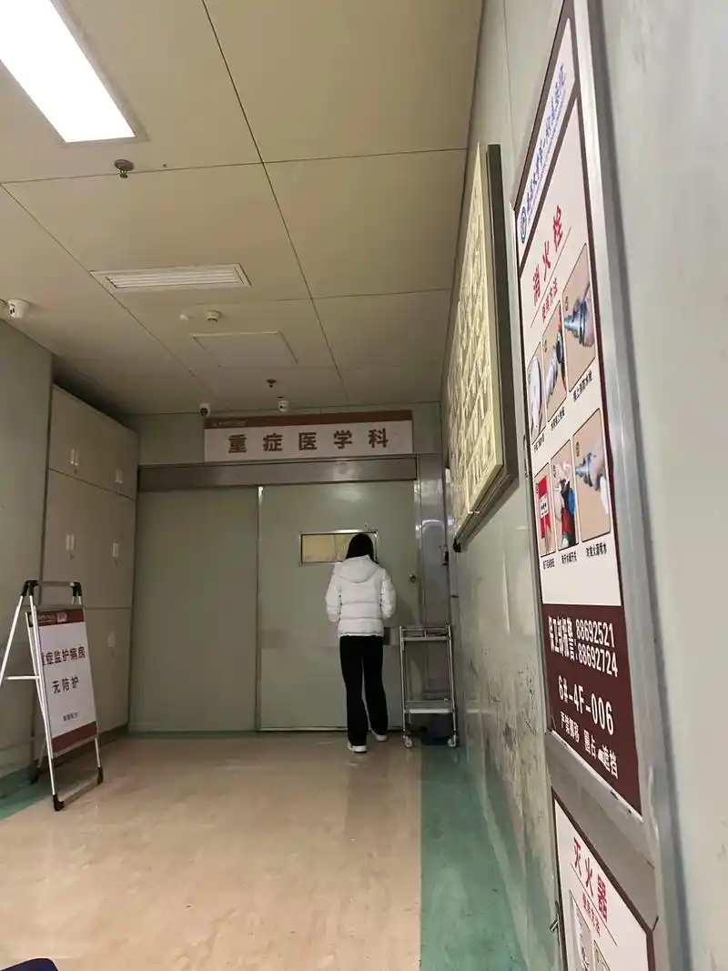 每天晚上来icu门口陪妈妈,站在门口跟妈妈说:"妈妈,我们在外面陪你