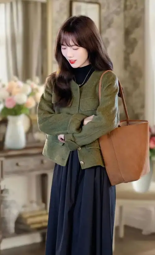 秋天的小香风套装真好看! 双面羊毛短款小香外套,搭配黑色收 - 抖音