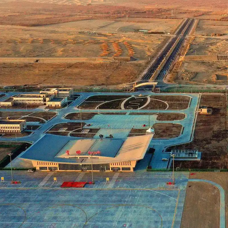 新疆和田通航在即航拍建在沙漠中的于田万方机场